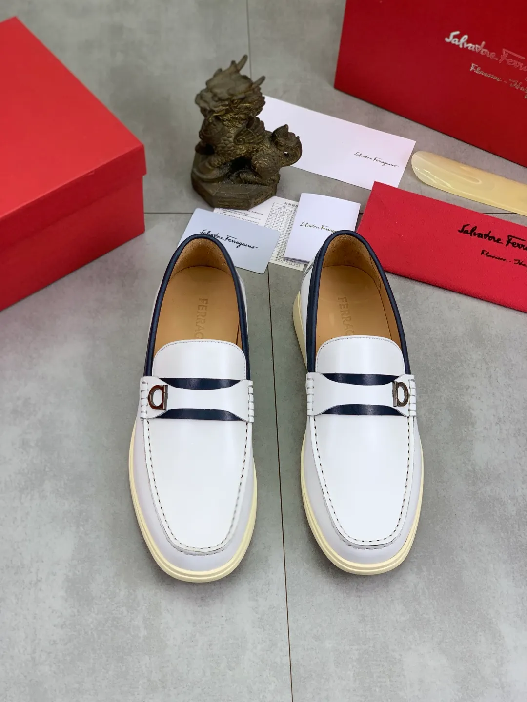 Men's Men's Shoes 💰P580💰[New Style] Water-dyed Niuli 🆘[Salvatore Ferragamo] Ferragamo's latest casual business leather shoes for men! Listed simultaneously! The fabric is made of specially imported original calfskin, and the interior is made of imported water-dyed cowhide. It is absolutely luxurious and leads the fashion trend. Matching code: 38-44 (45 and 46 can be customized) Black, brown and burgundy colors available